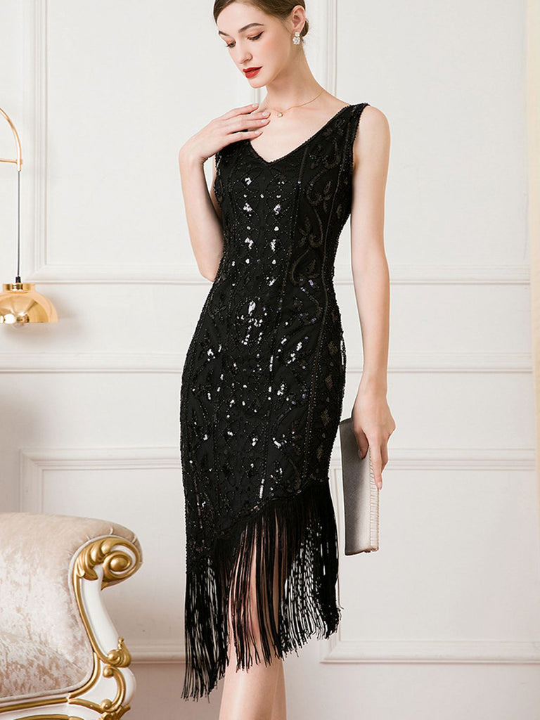 This 1920s Gatsby Sequins Tassel Oblique Hem Dress wraps her in 1920s elegance, one twirl at a time