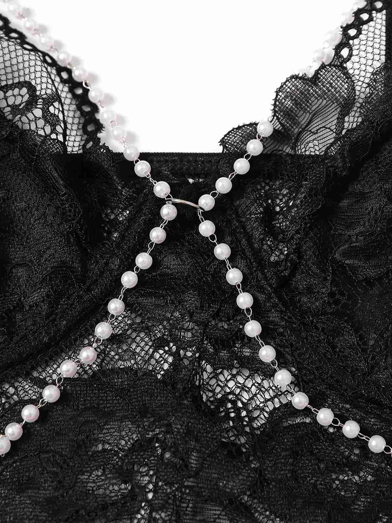 This 1940s Chain Floral Lace Crop Camisole brings 1940s soul to her everyday