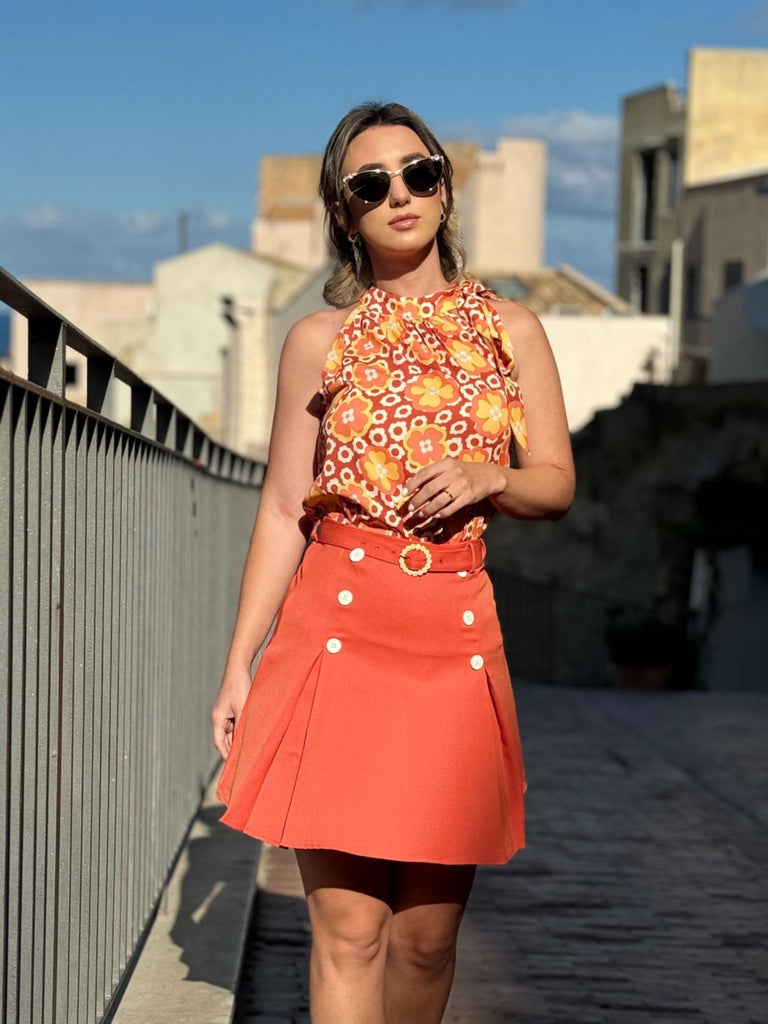 She pairs this 2PCS 1960s Tie Neck Floral Top & Button Solid Skirt with confidence and 1960s charm