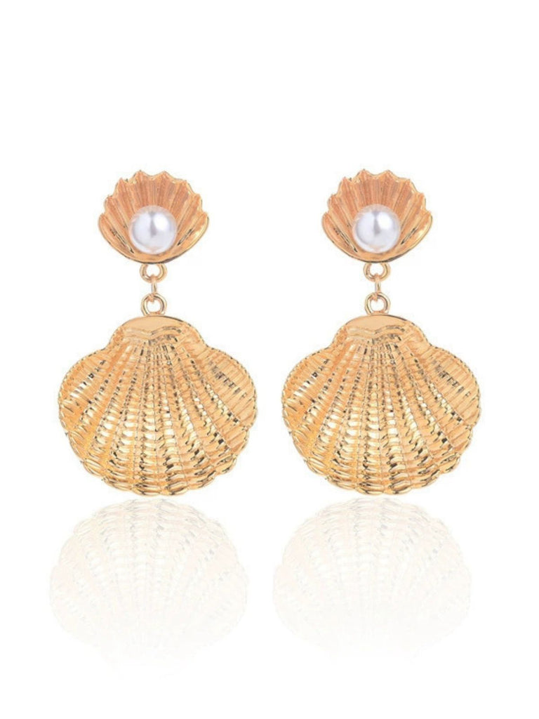 She adds this Shell Earrings and suddenly it's vintage perfection