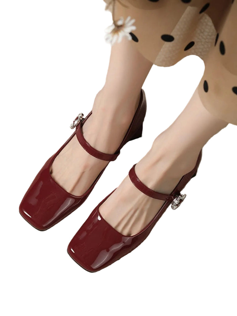 She finds her 1950s story in this Retro Glossy Leather Chunky Heel Shoes