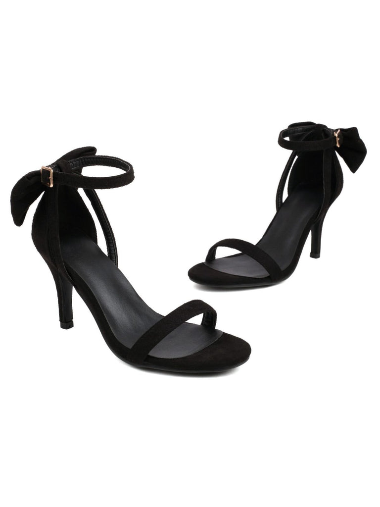 She finds her 1950s story in this Vintage Bow Flannel Buckled Heel Sandals