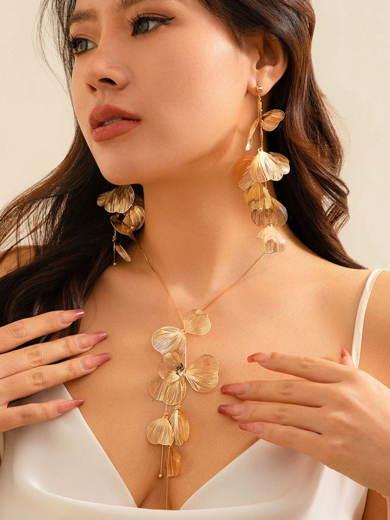 Vintage Ginkgo Leaf Necklace — the 1950s finishing touch that makes her outfit sing