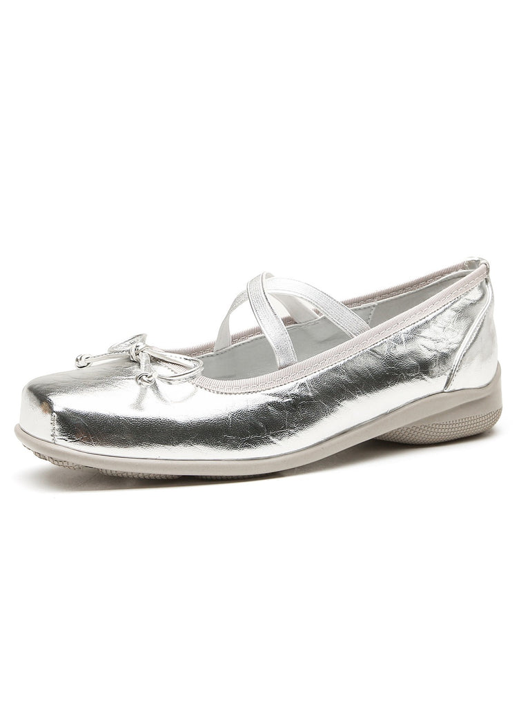She finds her 1950s story in this Vintage Leather Bow Ballet Style Shoes