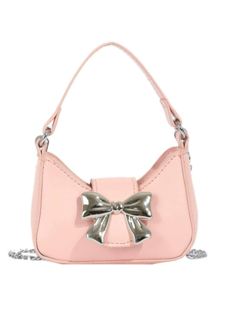She adds this Vintage Leather Bow Handle Handbag and suddenly it's 1950s perfection