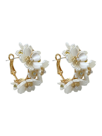 She adds this White 3D-Flower Pearl Earrings and suddenly it's vintage perfection