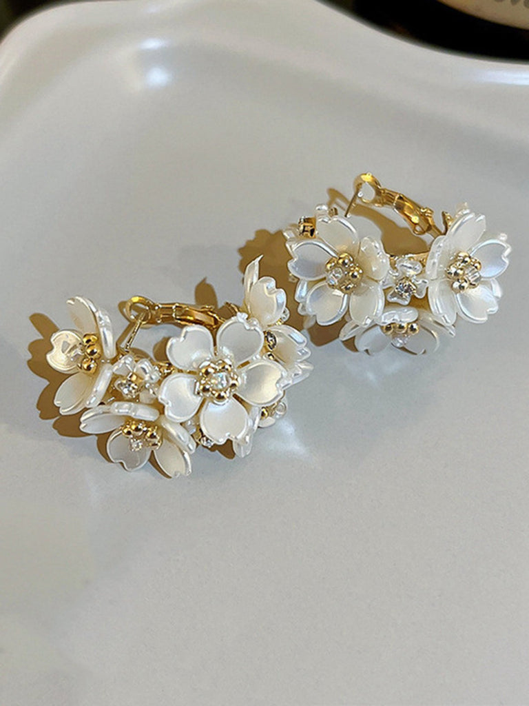 White 3D-Flower Pearl Earrings — vintage elegance in the palm of her hand